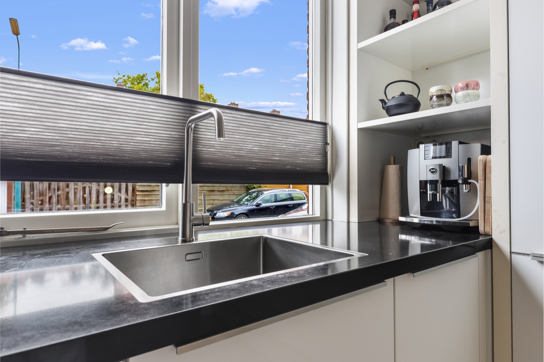 Detailfoto van een verzorgde keuken