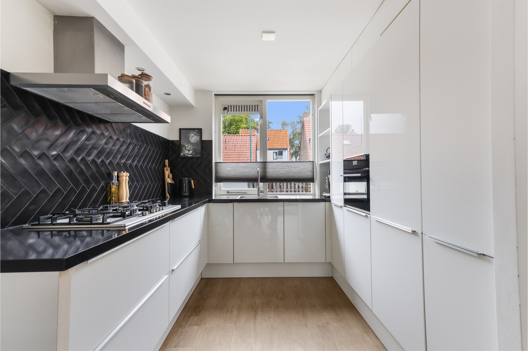 Moderne witte keuken met zwarte details